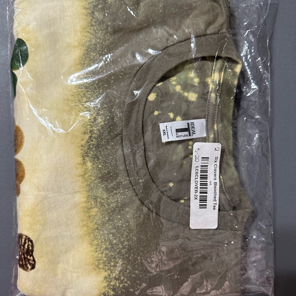 6 clovers graphic bleached t-shirt size 2XL (XXL), unisex sizing. - Picture 5 of 6